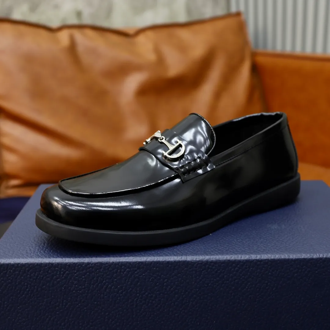 Ex-factory price: 540🙅‍♂️🙅‍♂️🙅‍♂️ Brand: Dior DIOR Standard code: Men's code 38/44 (45 can be customized) Grade: Same as the official website Material: Original cowhide stitching, cowhide lining, original TPU wear-resistant soft outsole Style categories: Leisure and sports version, footwear for driving, young fashion, European and American trends, British style Color: actual picture color